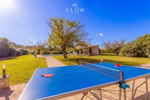 eine blaue Tischtennisplatte im Hof in der Unterkunft Villa Sa Pau by Slow Villas in Ca's Concos des Cavaller