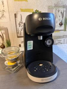 un mixer nero appoggiato su un bancone con una ciotola di Medusa Gold Studio a Târgu-Mureş Altre 4 foto