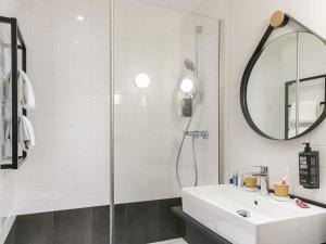 Un baño blanco con lavabo y ducha en ibis Avignon Sud, en Aviñón 191 fotos más