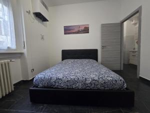 a bedroom with a bed in a room at Bilocale 40 mq con parcheggio privato in Milan