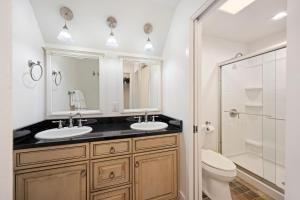 een badkamer met twee wastafels en een douche bij WS5127: 5127 Windswept in Kiawah Island +53 foto's