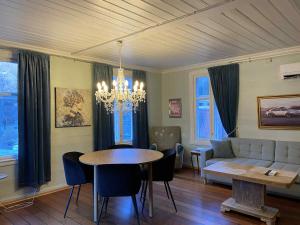 a living room with a table and a couch at Lærdalsøren Motor Guesthouse in Lærdalsøyri