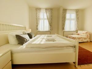 Una cama o camas en una habitación de Villa Fortuna Haupthaus II OG rechts