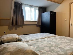 En eller flere senge i et værelse på Zomerhuis Beach EnJoy