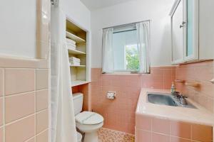 Et badeværelse på Sunsetter on Sapphire Shores + 18 billeder