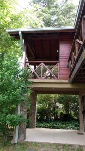 ein Haus mit einer Brücke über einen Gehweg in der Unterkunft Abedules VGB in Villa General Belgrano + 9 Fotos