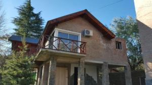 ein Haus mit einem Balkon darauf in der Unterkunft Abedules VGB in Villa General Belgrano