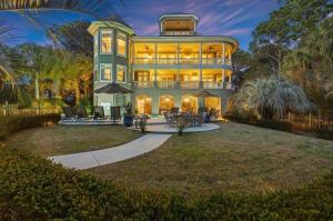 een groot huis met een groot gebouw bij FW126: 126 Flyway Drive in Kiawah Island
