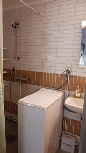 a bathroom with a washing machine and a sink at Kaksio oma piha ja autoparkki in Savonlinna