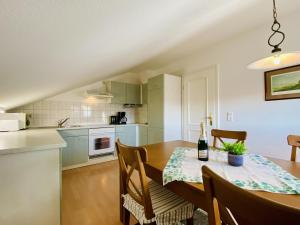 Una cocina o cocineta en Villa Fortuna Haupthaus II OG rechts