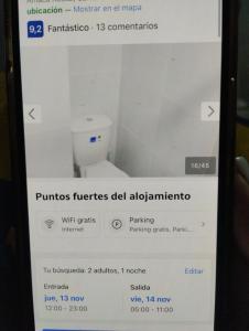 une capture d'écran de téléphone d'une salle de bain avec des toilettes dans l'établissement Hostal independencia, à Santa Cruz de la Sierra