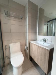 Koupelna v ubytování TaKheav Apartment