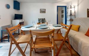 ein Esszimmer mit Tisch und Stühlen und einer Couch in der Unterkunft Appartement Proche Plage in Royan