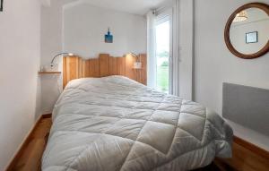 ein Schlafzimmer mit einem großen Bett mit einem großen Fenster in der Unterkunft Appartement Proche Plage in Royan