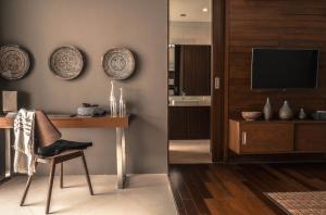 Μια τηλεόραση ή/και κέντρο ψυχαγωγίας στο Villa Sundancer Lombok Ocean View with Infinity Pool