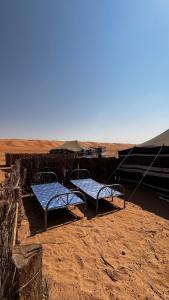 due letti nella sabbia nel deserto di Majicdunes a Al Raka