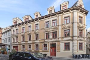 a building with a car parked in front of it at Larooms KU11 - Zentrales & charmantes Altbauapartment - All inclusiv! in Halle Saale in Halle an der Saale