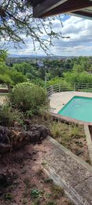 Una vista de una piscina desde una casa. en CASA QUINTA en ESTANCIA VIEJA, en Villa Carlos Paz