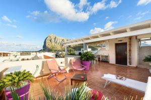 patio con sedie e piante sul tetto di I Tre Golfi - Appartamenti con Terrazzo fino a 800 mt dal mare a San Vito lo Capo