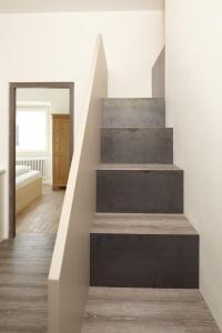 escalera en una habitación con espejo en HEIMAT - comfy Apartment, en Silandro