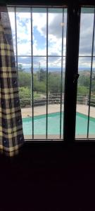 Una vista de una piscina desde una ventana. en CASA QUINTA en ESTANCIA VIEJA, en Villa Carlos Paz