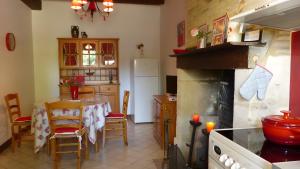 Kuchyň nebo kuchyňský kout v ubytování Gîte La Ferme De La Forêt