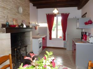 Kuchyň nebo kuchyňský kout v ubytování Gîte La Ferme De La Forêt