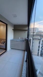 balkon budynku z widokiem na miasto w obiekcie Studio com ótima localização no Ingá w mieście Niterói