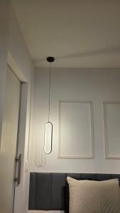 sypialnia z łóżkiem i lampką w obiekcie Studio com ótima localização no Ingá w mieście Niterói +4 zdjęcia