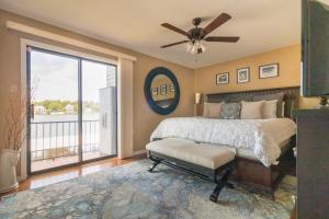 una camera da letto con un letto e un ventilatore a soffitto di Awesome Views - Lake Hamilton Condo a Hot Springs Altre 39 foto