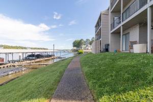 una passerella accanto a un edificio vicino all'acqua di Awesome Views - Lake Hamilton Condo a Hot Springs
