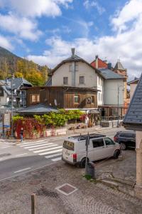 una macchina bianca parcheggiata sul lato di una strada di GuestHost - Antica Ferrovia Apartments Tarvisio a Tarvisio