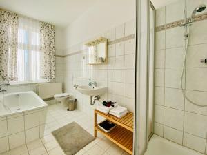 Un baño de Villa Fortuna Haupthaus II OG rechts 15 fotos más