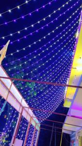 RoorkeeにあるMaharaja hotel and dhabaの部屋の照明が付いた青い天井