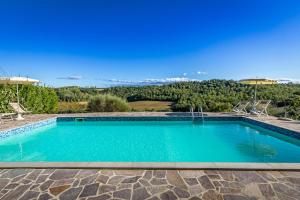 een zwembad in een villa met uitzicht bij Casale Il Chicchero in Castel San Gimignano