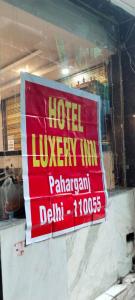 un letrero rojo en la ventana de un hotel de lujo en Hotel Luxery Inn - Paharganj, en Nueva Delhi 8 fotos más