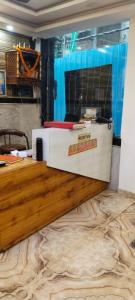 un mostrador en una habitación con chimenea en Hotel Luxery Inn - Paharganj, en Nueva Delhi