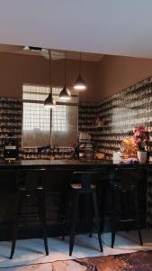 eine Küche mit einer Theke mit Hockern in der Unterkunft POOL CaSSa Ardina pantai Batu hitam 4rooms in Kuantan