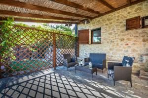 een patio met stoelen, een tafel en een hek bij Casale Il Chicchero in Castel San Gimignano