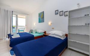 deux lits dans une chambre avec fenêtre dans l'établissement Apartments Boro, à Dugi Rat