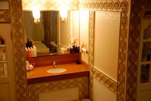 un baño con lavabo y espejo en Hotel PENTHOUSE Kanayama - Adult Only, en Nagoya