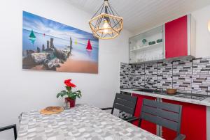 une salle à manger avec une table et une cuisine dans l'établissement Apartments Boro, à Dugi Rat 64 autres photos