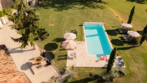 una vista dall'alto di una piscina in un cortile di La Palombière a Saint-Clar Altre 23 foto