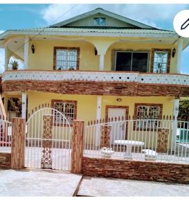 乔治敦1 Bed Apartment - Sleeps 2 - Parking - Wifi的一栋前面有白色栅栏的房子