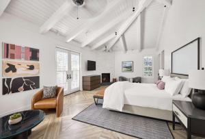 Μια τηλεόραση ή/και κέντρο ψυχαγωγίας στο Hotel Yountville