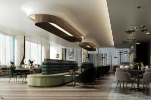 een restaurant met een bank en tafels en stoelen bij Le Méridien Toronto Pinnacle Hotel in Toronto