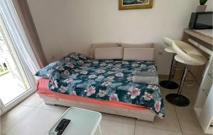 En eller flere senge i et værelse på Nice Apartment In Lumbarda With Sea View