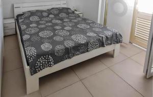 En eller flere senge i et værelse på Nice Apartment In Lumbarda With Sea View