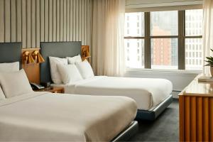 una camera d'albergo con due letti e una finestra di Hotel 55 a Chicago