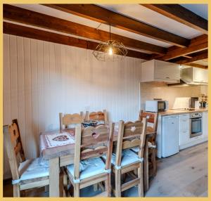 Kuchyň nebo kuchyňský kout v ubytování Le Chalet de Moudon I Les Gets